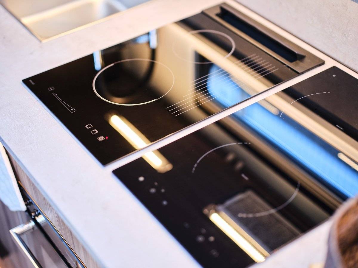 KABE_Imperial_caravan_gas-under-glas_and_induction_stove.jpg